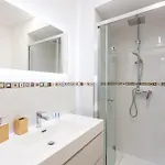 Vic House By In *
