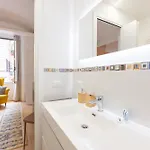 Vic House By In *